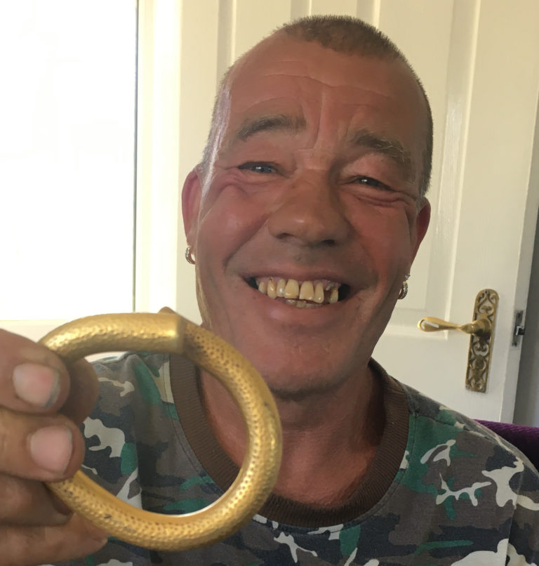 Detektorista – začátečník našel masivní zlatý kruh z doby bronzové